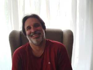Retrato de Luis Miguel Mourareu Torres, autor de novelas de misterio, ciencia ficción y espiritualidad, además de libros de crecimiento personal